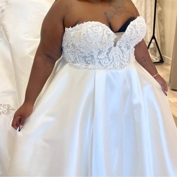 Beautiful Wedding Ball Gown Looking for a Princess - Picture 11 of 14